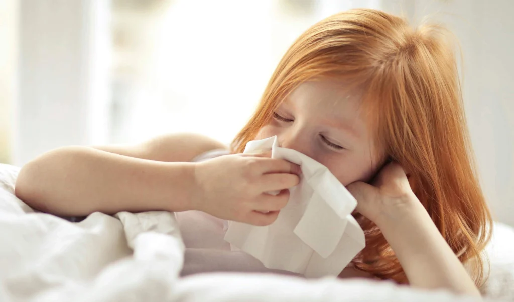 Zdjęcie przedstawia, co to jest alergia wziewna, która powoduje katar, kichanie i inne uporczywe objawy