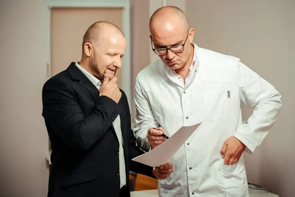 Rodzaje testów na alergie - konsultacja lekarska z pacjentem.